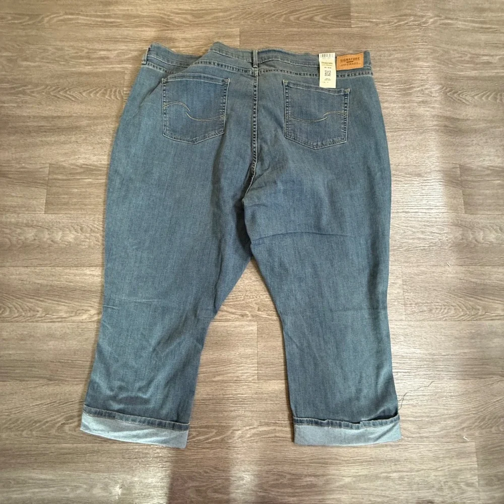 Signature Levi Strauss Gold Label Womens Mid Rise Capri Jeans Blue 28 W39 NEW